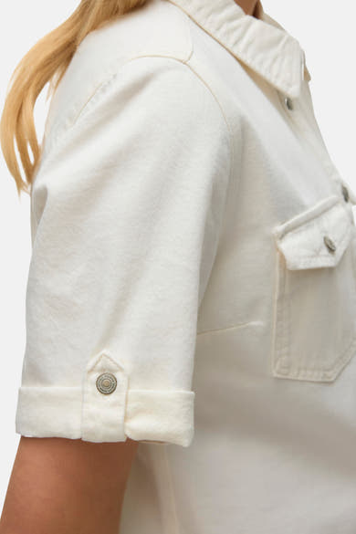 Robe beige de VERO MODA®, manches courtes retroussées, poche poitrine boutonnée.