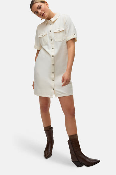 Robe beige de VERO MODA, avec boutons sur toute la longueur et poches poitrine.