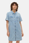Robe en denim bleu clair à manches courtes de VERO MODA, avec poches poitrine et boutons sur toute la longueur.