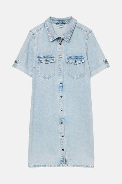 Robe en denim bleu clair de VERO MODA®, avec manches courtes, poches poitrine et boutons sur toute la longueur.