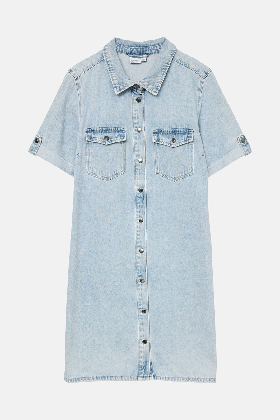Robe en denim bleu clair de VERO MODA®, avec manches courtes, poches poitrine et boutons sur toute la longueur.