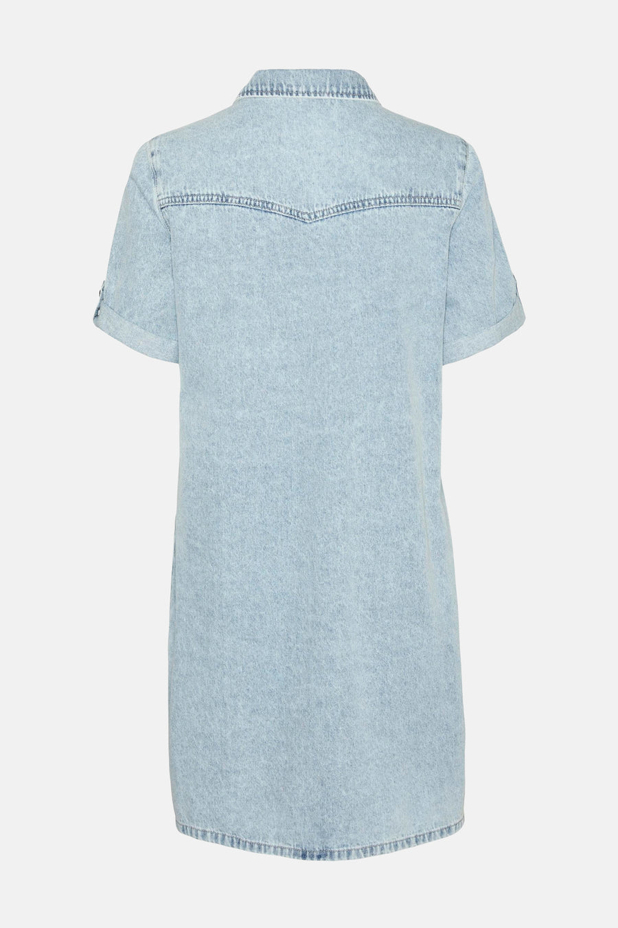 Robe en denim bleu clair de VERO MODA, manches courtes retroussées, empiècement dos en pointe.