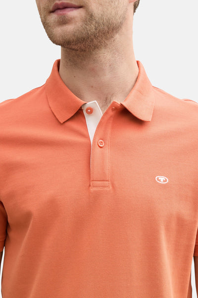 Polo à manches courtes orange de Tom Tailor, avec col et patte de boutonnage blancs et logo brodé.