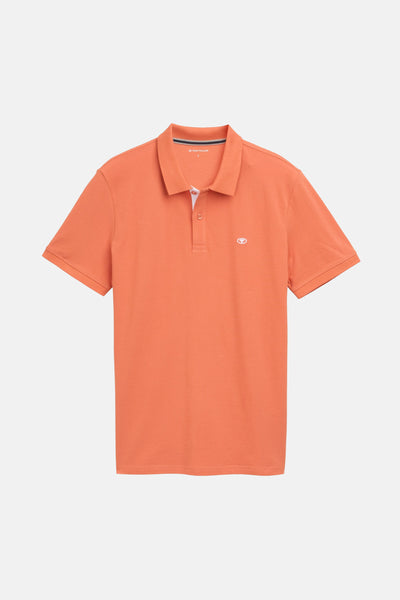 Polo à manches courtes orange de Tom Tailor, avec un logo discret sur la poitrine.