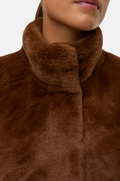 Veste sans manches marron en fausse fourrure de VERO MODA, avec un col montant texturé.