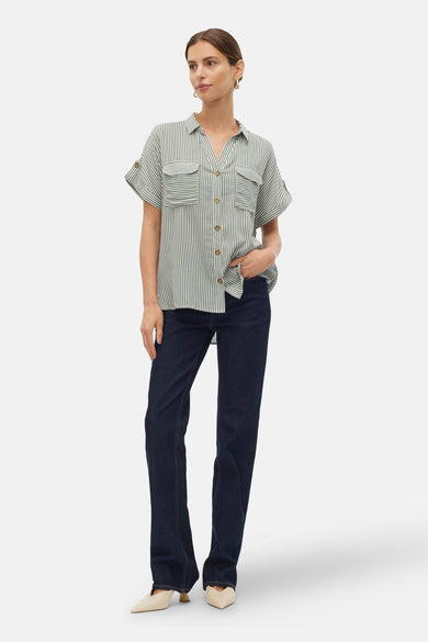 Chemise à manches courtes rayée verte et blanche de VERO MODA® avec deux poches poitrine et patte boutonnée aux manches.