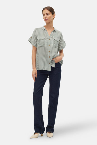 Chemise à manches courtes rayée verte et blanche de VERO MODA® avec deux poches poitrine et patte boutonnée aux manches.