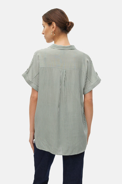 Chemise à manches courtes verte de VERO MODA, rayée, avec dos plissé et manches retroussées, vue de dos.