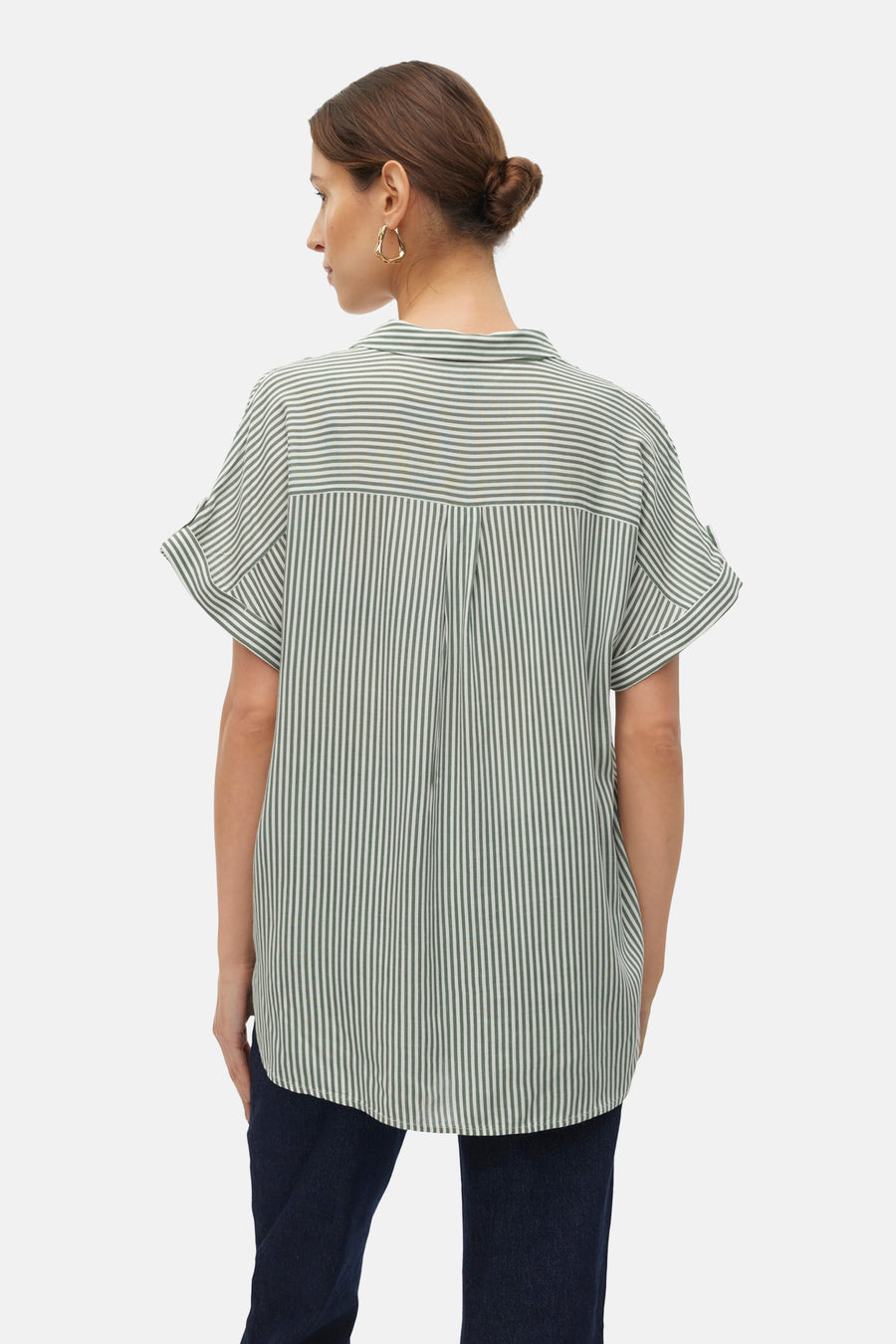 Chemise à manches courtes verte de VERO MODA, rayée, avec dos plissé et manches retroussées, vue de dos.