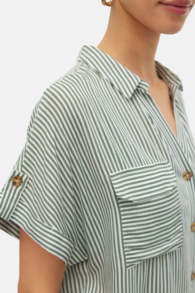 Chemise à manches courtes verte rayée de VERO MODA® avec col en V, poche poitrine et manches retroussées boutonnées.