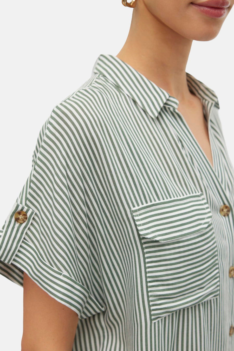 Chemise à manches courtes verte rayée de VERO MODA® avec col en V, poche poitrine et manches retroussées boutonnées.