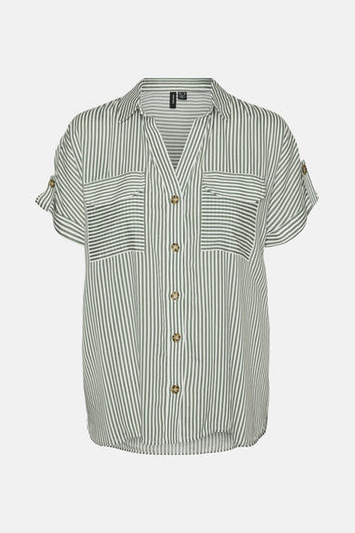 Chemise à manches courtes verte et blanche de VERO MODA, à rayures verticales, avec poches poitrine horizontales et manches retroussées.