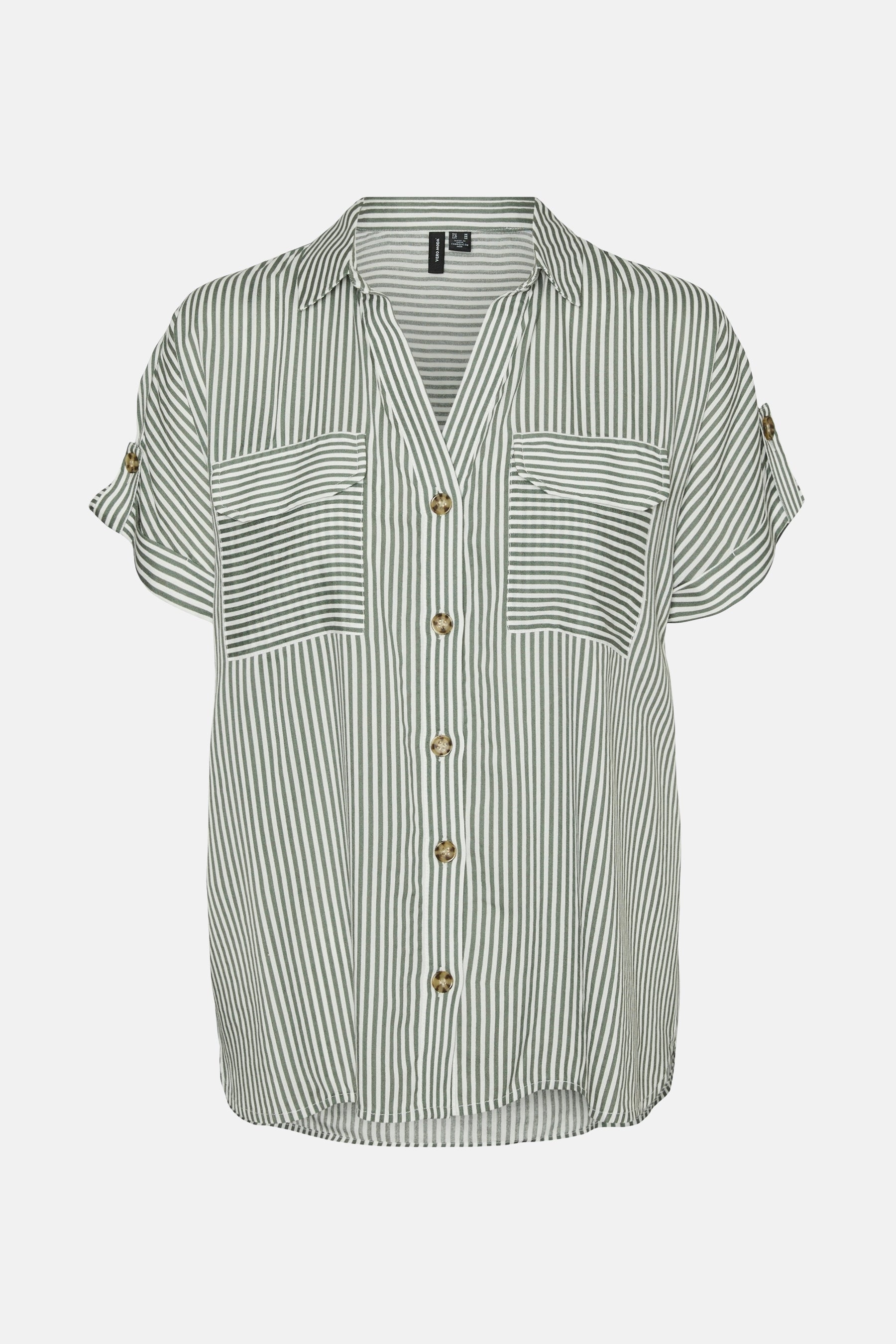 Chemise à manches courtes verte et blanche de VERO MODA, à rayures verticales, avec poches poitrine horizontales et manches retroussées.