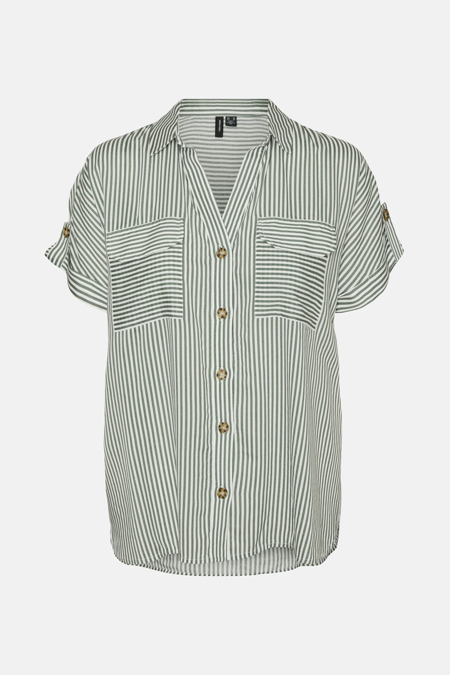 Chemise à manches courtes verte et blanche de VERO MODA, à rayures verticales, avec poches poitrine horizontales et manches retroussées.