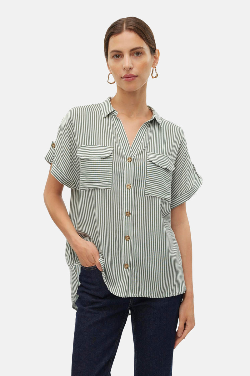 Chemise à manches courtes verte à rayures de VERO MODA, avec poches poitrine contrastantes, col en V, portée avec un jean.