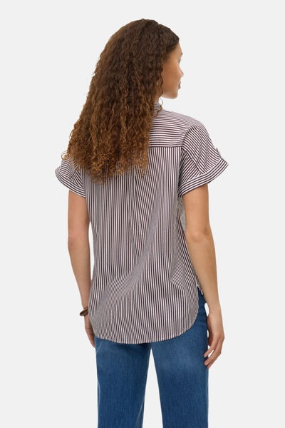 Chemisier à manches courtes multicolore de VERO MODA®, à rayures verticales, porté avec un jean bleu.