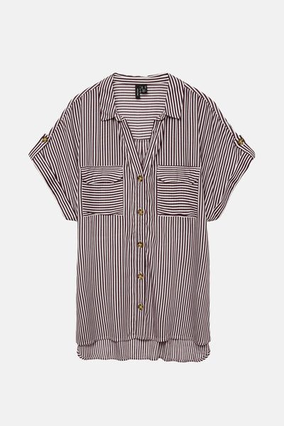 Chemisier rayé à manches courtes multicolore de VERO MODA, avec poches poitrine et patte de boutonnage.