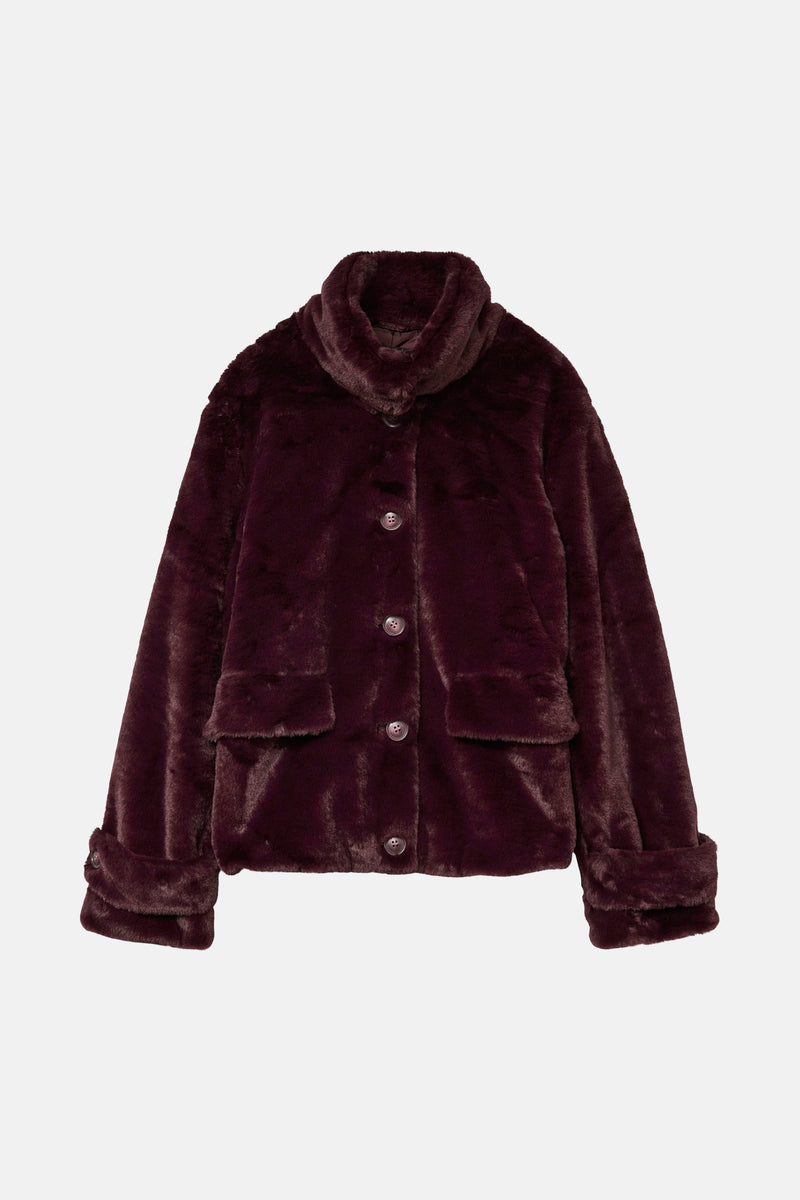 Korte bordeaux fauxbonten jas van Vero Moda, met opstaande kraag en opgestikte zakken.