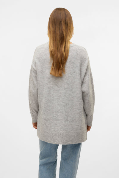 Pull à col en V gris de VERO MODA, porté avec un jean bleu clair, vue de dos.