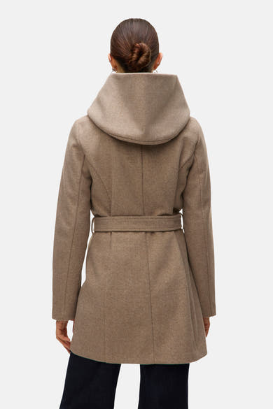 Lange beige jas van VERO MODA, met capuchon en strikceintuur, van achteren gezien.