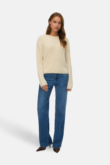 Rode rondehals-trui van VERO MODA, gedragen met een high-waist spijkerbroek en bruine stiletto's.