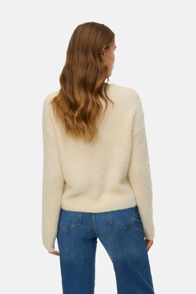 Ronde hals trui van rood breisel van VERO MODA, gedragen met een high-waisted jeans, achtergezicht.