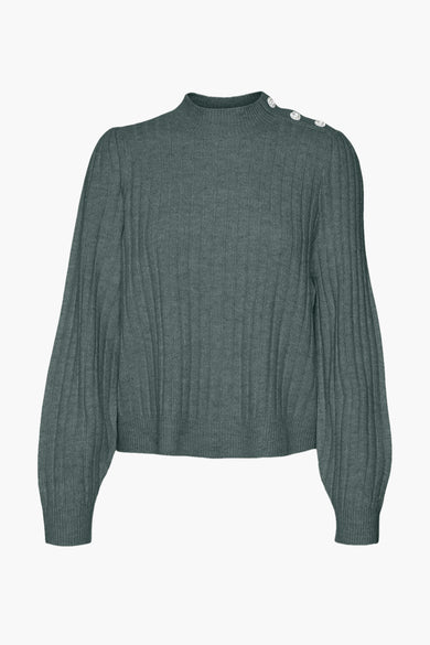 Pull à col roulé vert de Vero Moda avec trois boutons décoratifs à l'épaule.