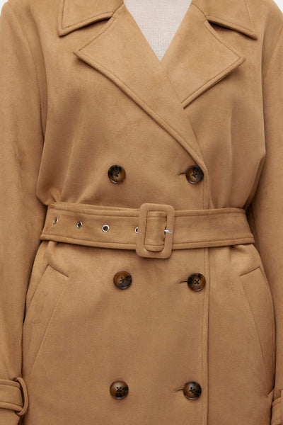 Lange bruine jas van VERO MODA, dubbele rij knopen met riem en zakdetails.