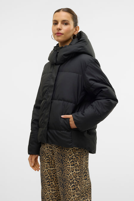 Kort zwart jasje van VERO MODA, gedragen met een luipaardprint broek en zwarte schoenen.