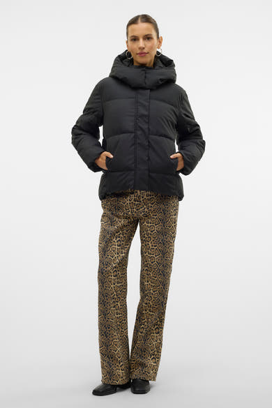 Veste courte noire de VERO MODA, portée avec un pantalon à motif léopard et des chaussures noires.

