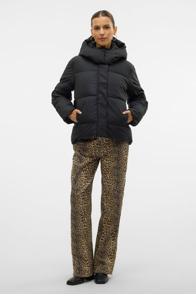 Veste courte noire de VERO MODA, portée avec un pantalon à motif léopard et des chaussures noires.
