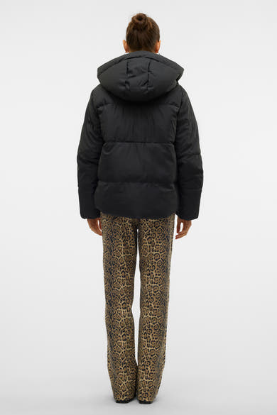 Kort zwart jasje van VERO MODA, met capuchon en een broek met luipaardprint.