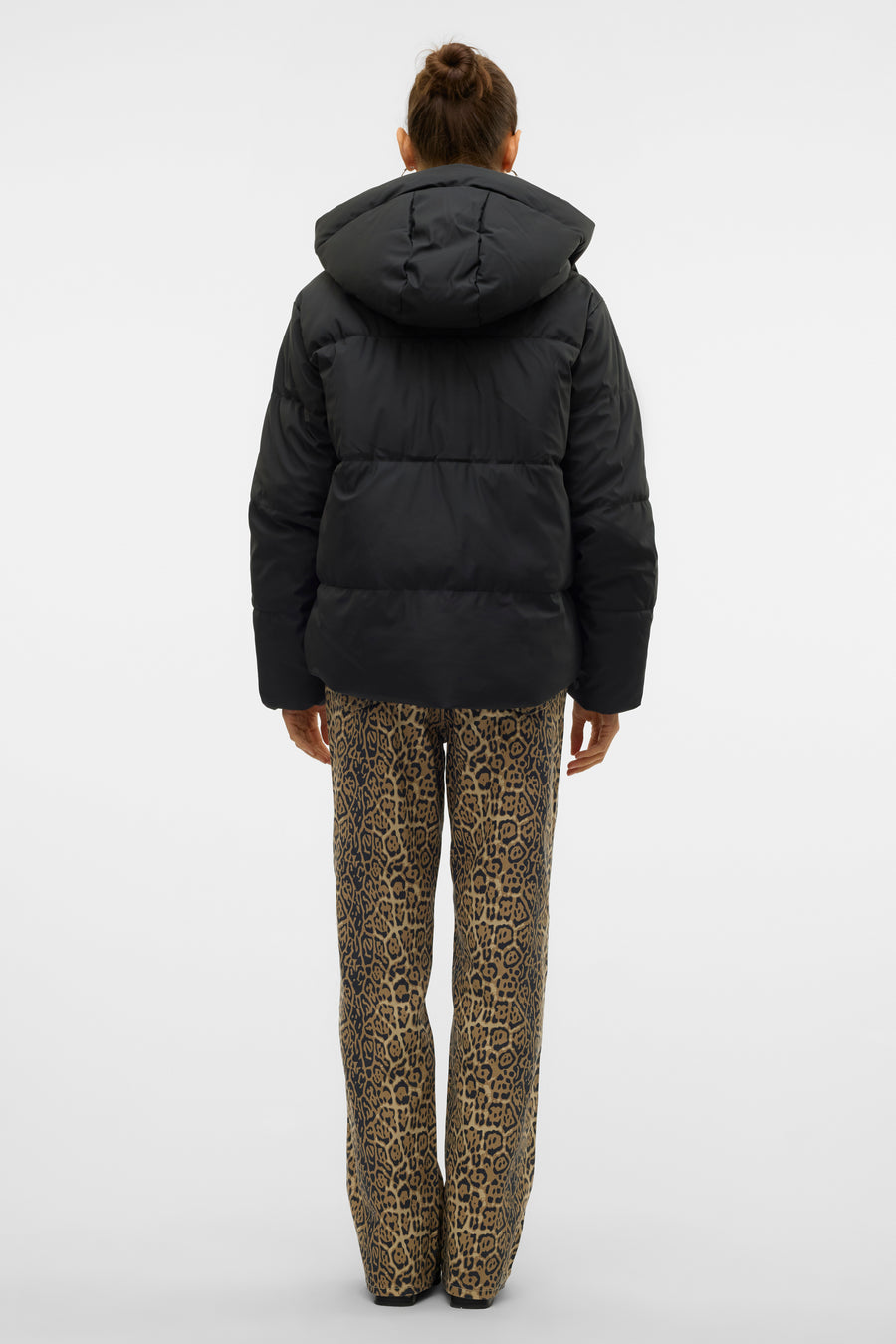 Kort zwart jasje van VERO MODA, met capuchon en een broek met luipaardprint.