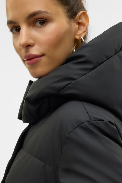 Korte zwarte jas van VERO MODA met oversized capuchon en gewatteerde afwerking.