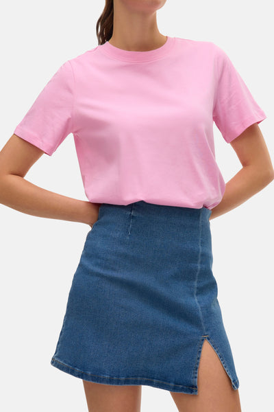 Jupe courte en denim bleu clair de VERO MODA, avec une fente sur le devant.