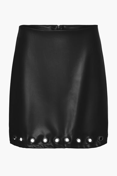 Jupe courte noire en similicuir de Vero Moda, avec œillets décoratifs sur le bas.
