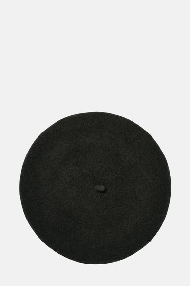 Zwarte baret van VERO MODA met een kleine versiering bovenop.