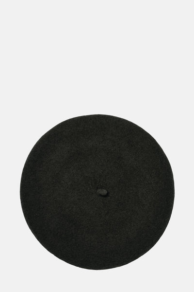 Zwarte baret van VERO MODA met een kleine versiering bovenop.