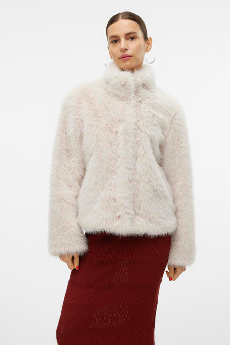 Ecru korte jas van VERO MODA, met zachte textuur en bordeauxrode gebreide mouwen.