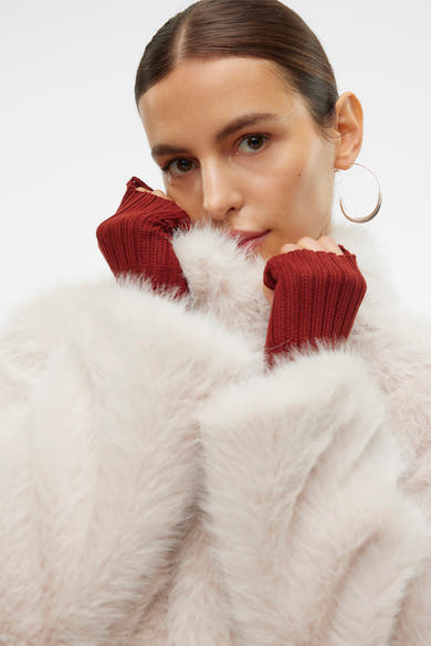Veste courte écru de VERO MODA, avec texture douce et manches bordeaux en maille.