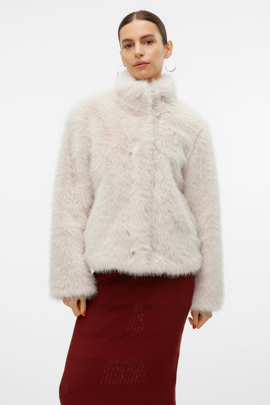 Ecru korte jas van VERO MODA, van zachte imitatiebont, gedragen met een bordeauxrode getextureerde rok.