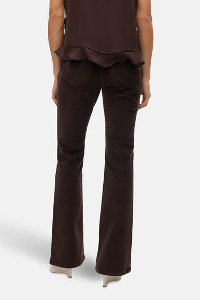 Pantalon marron en velours côtelé de Vero Moda, avec poches arrières et coupe évasée.