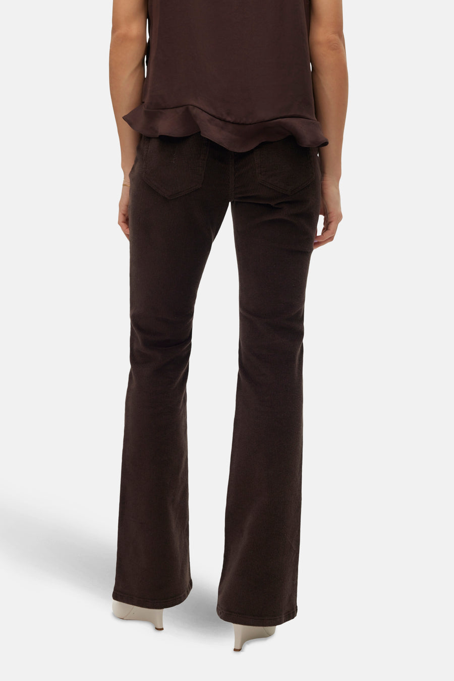 Pantalon marron en velours côtelé de Vero Moda, avec poches arrières et coupe évasée.