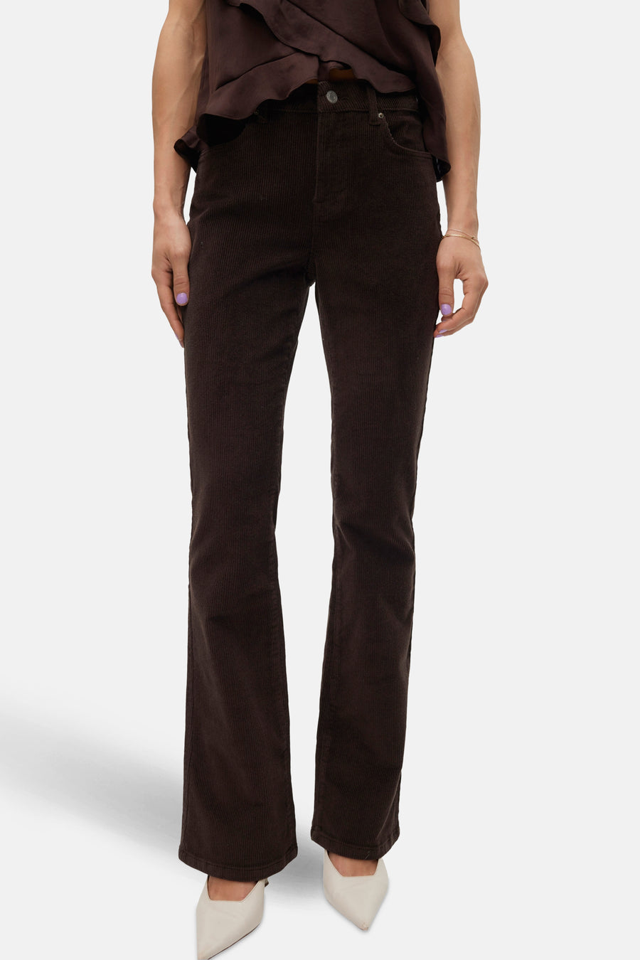 Pantalon évasé en velours côtelé marron, de VERO MODA, avec une chemise et des chaussures pointues assorties.