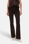 Pantalon en velours côtelé marron de VERO MODA, avec des chaussures à talons pointus écrus.