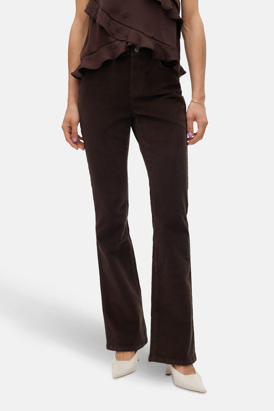 Pantalon en velours côtelé marron de VERO MODA, avec des chaussures à talons pointus écrus.