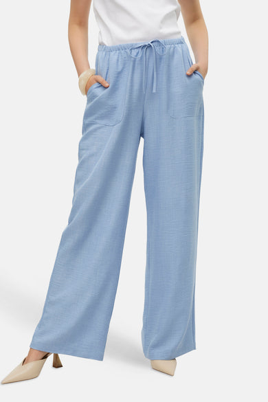 Pantalon bleu clair par VERO MODA®, coupe ample, avec cordon de serrage et poches plaquées.