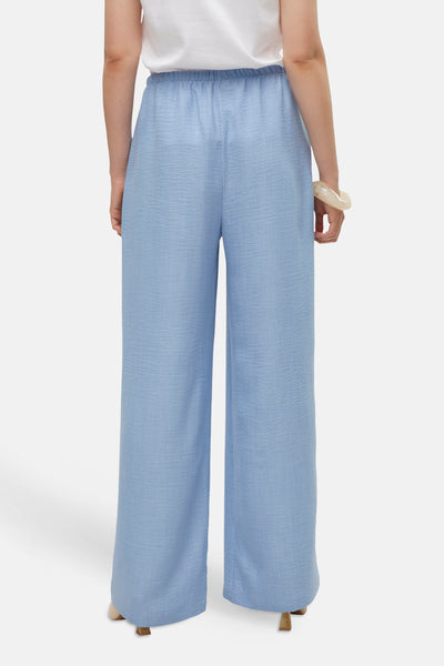 Pantalon coloré bleu de VERO MODA®, coupe ample avec taille élastique, texture crêpe fine.