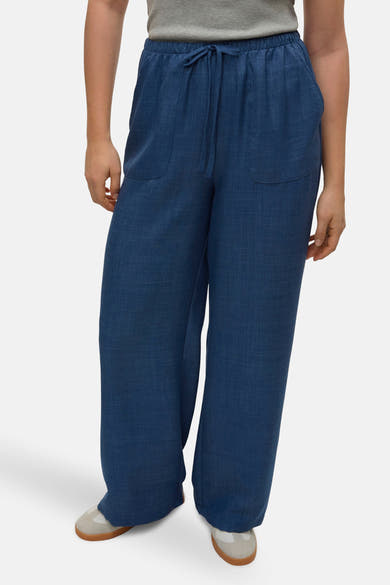 Pantalon coloré bleu de VERO MODA, avec une taille élastique et des poches avant plaquées.