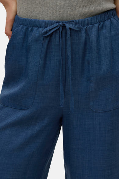 Pantalon coloré bleu par Vero Moda, avec poches avant arrondies et taille élastique à cordon.
